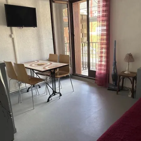 Centre Village, Proche Toutes Commodites شقة