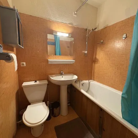 Centre Village, Proche Toutes Commodites Apartament